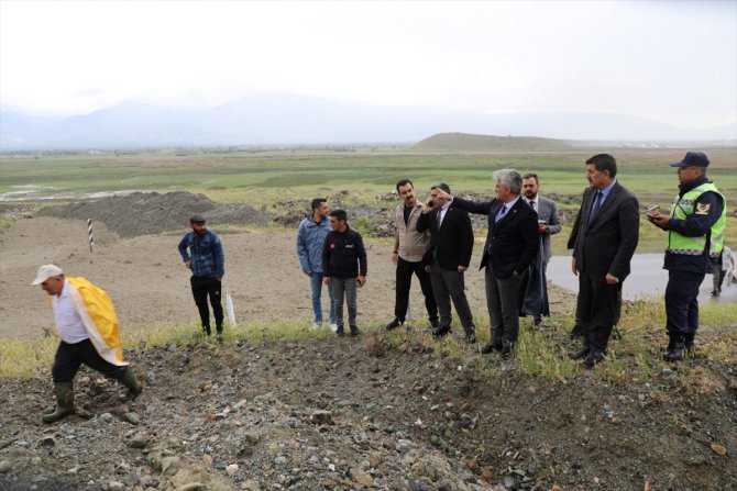 Erzincan Valisi Mehmet Makas, taşkınların meydana geldiği köyde inceleme yaptı