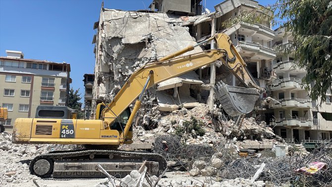 Hatay'da ağır hasarlı binaların yıkımı devam ediyor