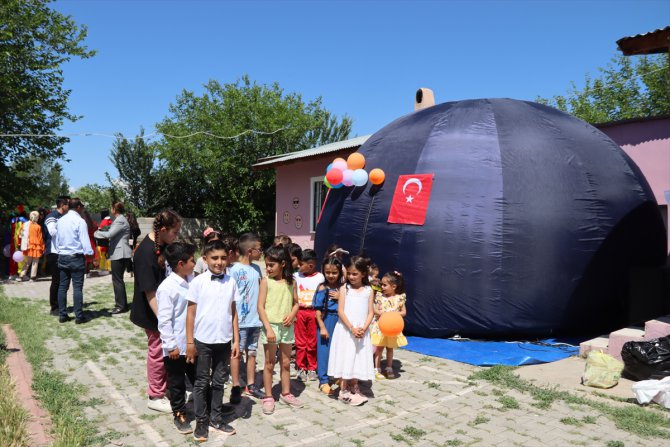 Iğdırlı köy çocuklarının karne hediyesi "uzay keşfi" oldu