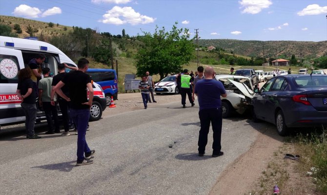 Kırıkkale'de 2 otomobilin çarpıştığı kazada 4 kişi yaralandı