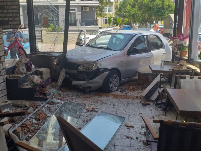 Maltepe'de bir iş yerine giren otomobilin sürücüsü yaralandı