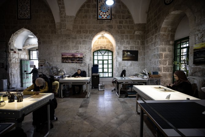 Mescid-i Aksa'daki tarihi el yazması eserler Filistinli uzmanlarca onarılıyor