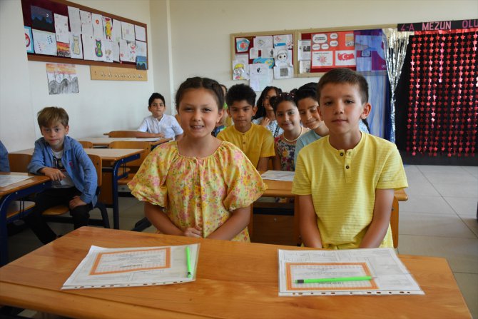 Samsun'da ikiz ve üçüz öğrenciler karne sevinci yaşadı