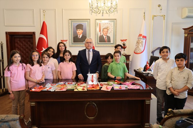 Sivas'ta ilkokul öğrencileri depremzede arkadaşlarına kitap hediye edecek