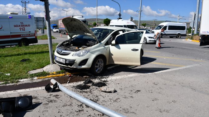 Sivas'ta tır ile çarpışan otomobildeki 4 kişi yaralandı