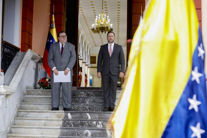 Uruguay'ın yeni Karakas Büyükelçisi, Maduro'ya güven mektubunu sundu