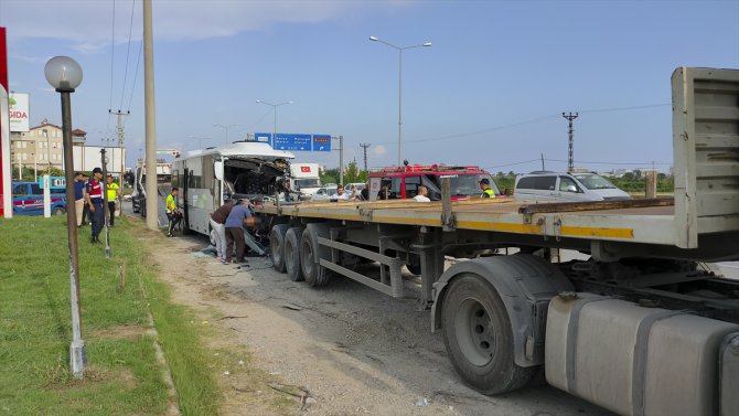 Antalya'da park halindeki tıra çarpan tur minibüsünün sürücüsü öldü, 5 kişi yaralandı
