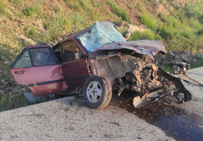 Burdur'da refüje çarpan otomobildeki 3 kişi yaralandı