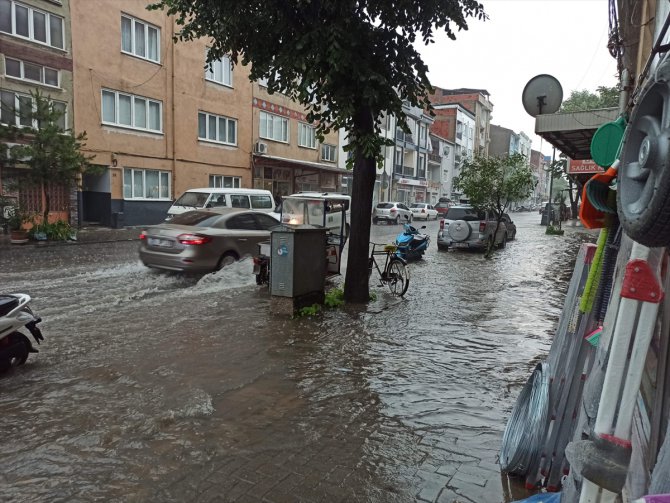 Bursa'nın İnegöl ilçesinde şiddetli yağış hayatı olumsuz etkiledi