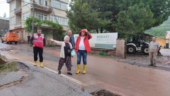 Bursa'nın Orhangazi ilçesinde şiddetli yağış hayatı olumsuz etkiledi
