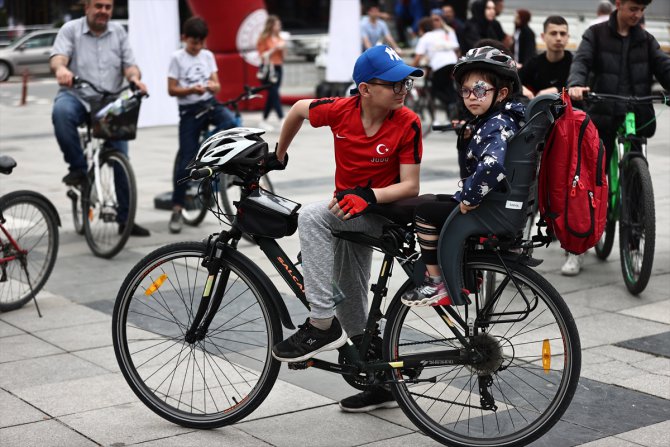Düzce'de bisiklet tutkunları bahar festivalinde pedal çevirdi