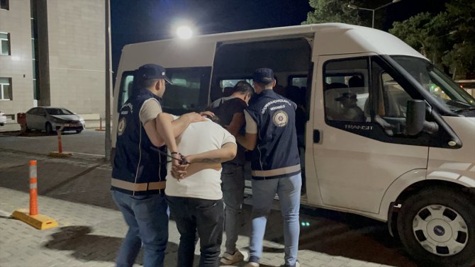 Erzincan'da göçmen kaçakçılığı yaptıkları iddiasıyla yakalanan 2 zanlı tutuklandı