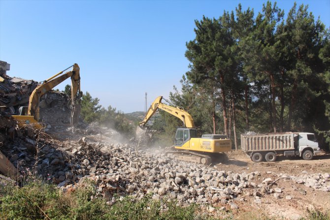 Hatay Belen'de ağır hasarlı binaların yıkımına başlandı