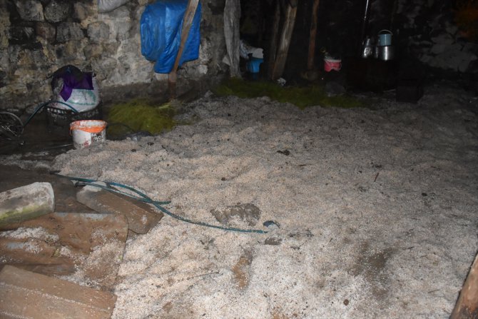Kars’ta sel nedeniyle bazı evleri su bastı