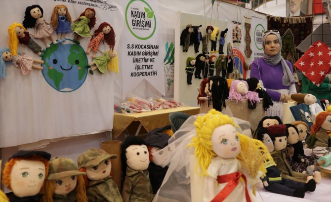 Kayseri'deki kadın kooperatiflerinin üyeleri, ürünlerini fuarda satıyor