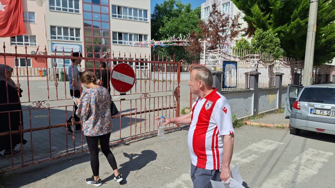 Samsun'da 60 yaşındaki Topçuoğlu, üniversite sınavına 42. kez girdi