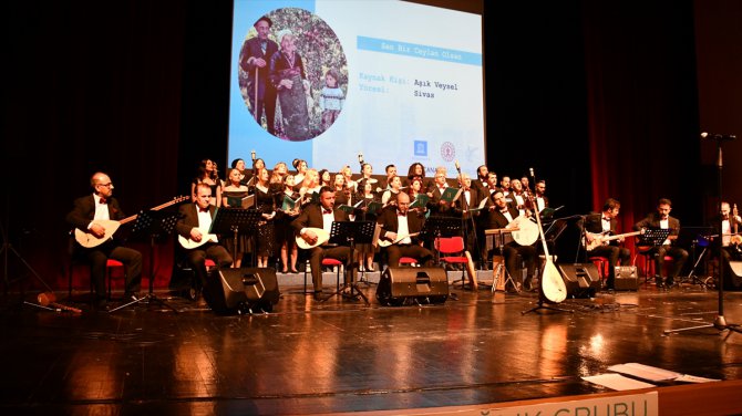 Sivas'ta sağlık çalışanları düzenledikleri konserle Aşık Veysel'i andı
