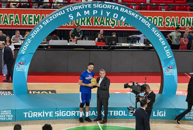 Türkiye Sigorta Basketbol Süper Ligi şampiyonu Anadolu Efes kupasını aldı