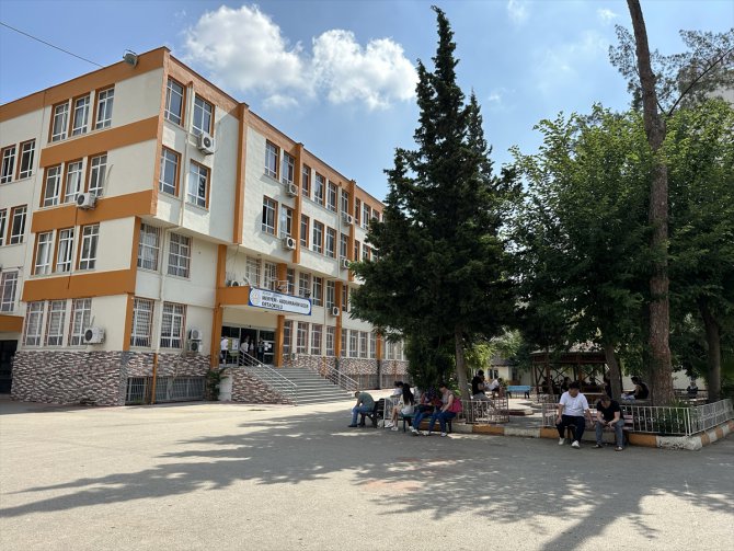 Depremden etkilenen Adana, Hatay ve Osmaniye'de YKS ikinci oturumu başladı