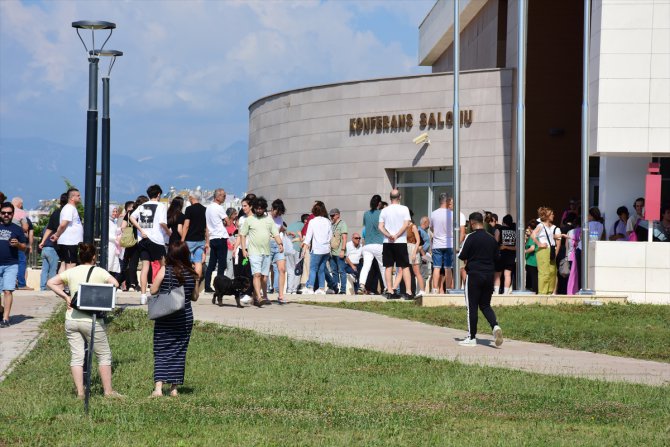 Antalya ve çevre illerde öğrenciler YKS'de ter döktü
