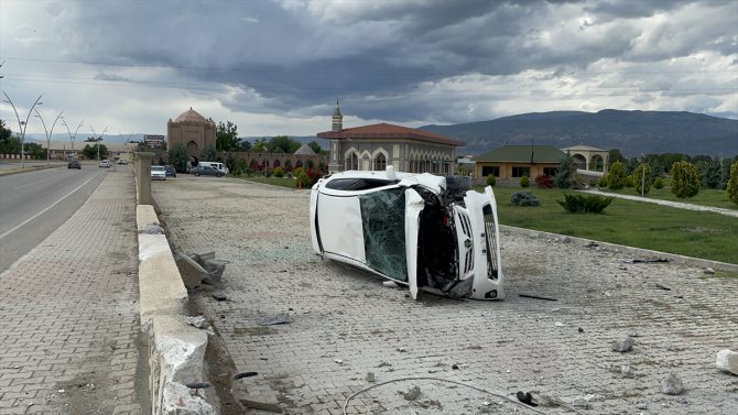 Erzincan'da cami bahçesine devrilen otomobildeki sürücü yaralandı