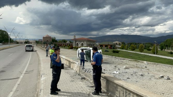 Erzincan'da cami bahçesine devrilen otomobildeki sürücü yaralandı
