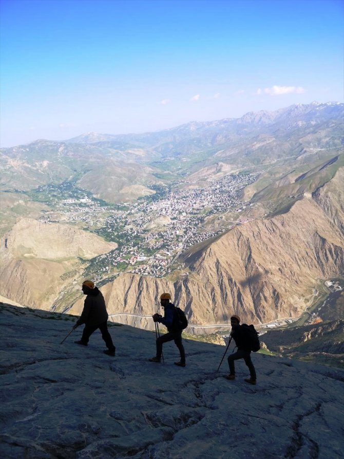 Hakkari'de dağcılar Sümbül Dağı'na tırmandı