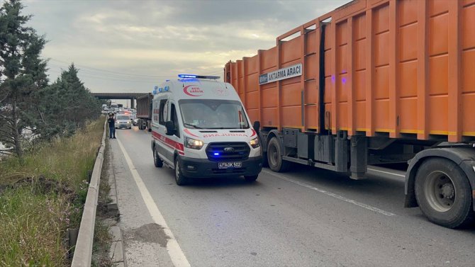 Kocaeli'de bariyere çarpan motosikletteki 2 kişi yaralandı