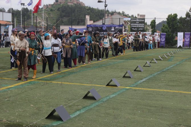 Kütahya'da geleneksel okçuluk sporcuları Hezar Dinari Kupası'nda yarıştı