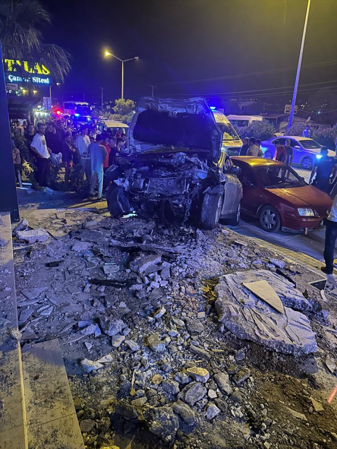 Mersin'de iki otomobilin çarpışması sonucu 2 kişi öldü, 4 kişi yaralandı