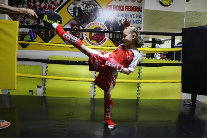Minik kick boksçu, antrenör babasının desteğiyle milli takıma seçilmek için çalışıyor