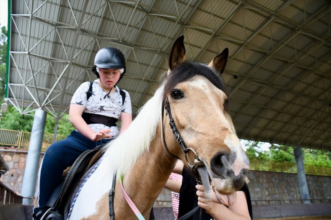Özel gereksinimli öğrenciler, atlı eğitimle sosyal ve fiziksel becerilerini geliştiriyor