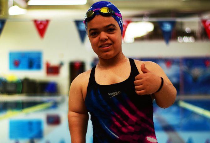Şampiyon paralimpik yüzücü Elif Naz babasının desteğiyle başarıya kulaç atıyor