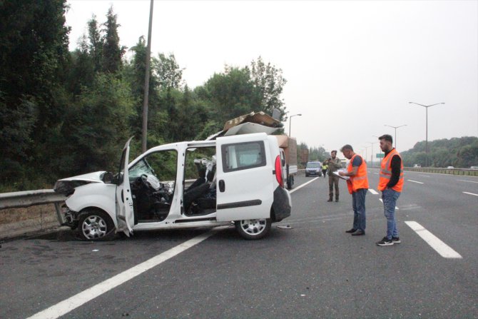Anadolu Otoyolu'nda tıra çarparak devrilen hafif ticari araçtaki 3 kişi yaralandı
