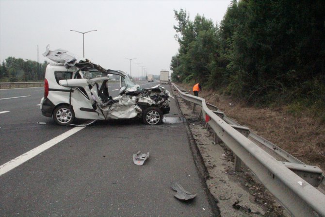 Anadolu Otoyolu'nda tıra çarparak devrilen hafif ticari araçtaki 3 kişi yaralandı