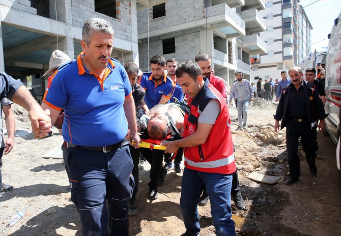 Bitlis'te inşaatta yıkılan tahta kalıpların altında kalan 2 işçi yaralandı