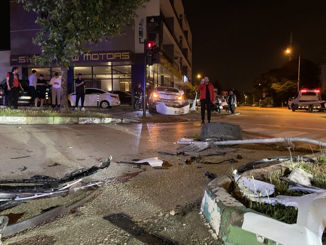 Bursa'da 2 otomobil çarpıştı, 2 kişi yaralandı
