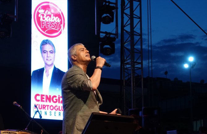 Cengiz Kurtoğlu, Babalar Günü'nde Bahçelievler'de konser verdi