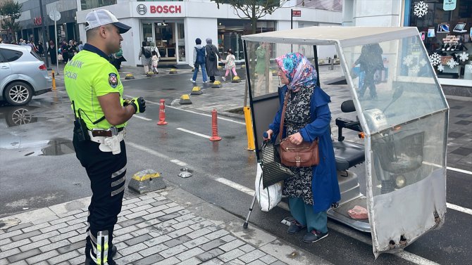 Düzce'de elektrikli bisikletinin tekeri patlayan engelli kadının yardımına polis yetişti