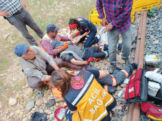 Elazığ'da yük treninin çarptığı 2 işçi yaralandı