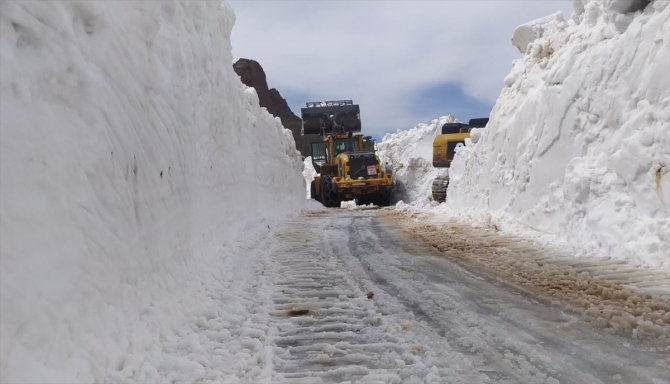 Hakkari'de ekipler kar nedeniyle kapalı olan üs bölgesi yolunu açtı