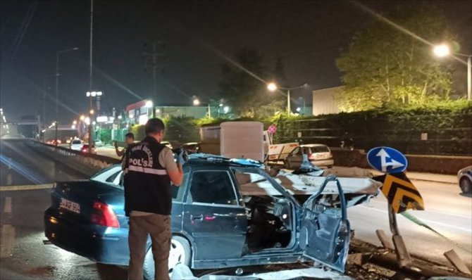 Kocaeli'de bariyerlere saplanan otomobildeki 1 kişi öldü, 1 kişi yaralandı