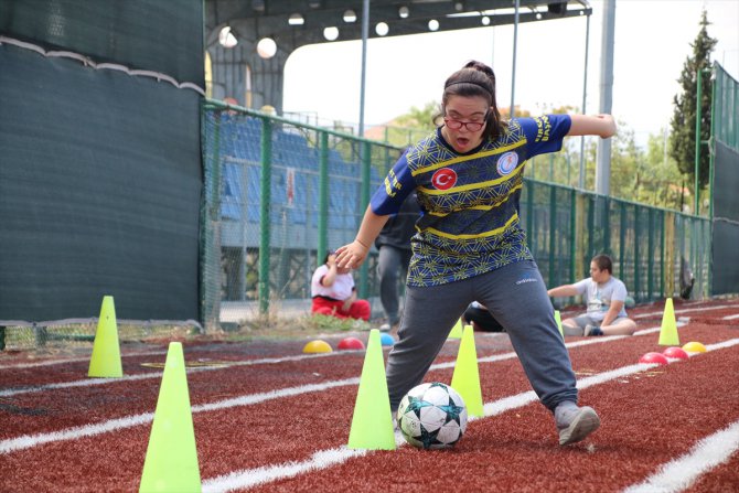 Malatya'da depremzede down sendromlu çocuklar, kadın futbolcularla buluştu