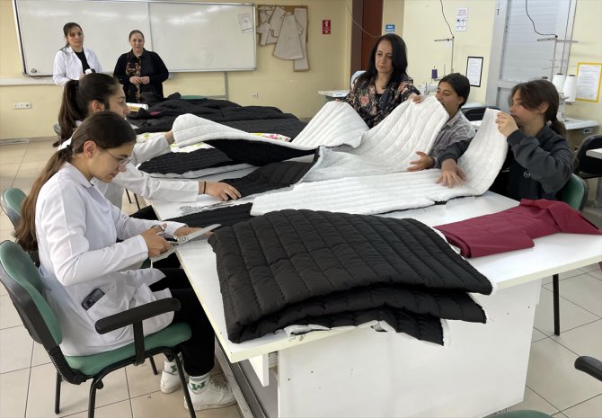 Öğrenciler tatilde uyku tulumu ve battaniye üretip para kazanıyor