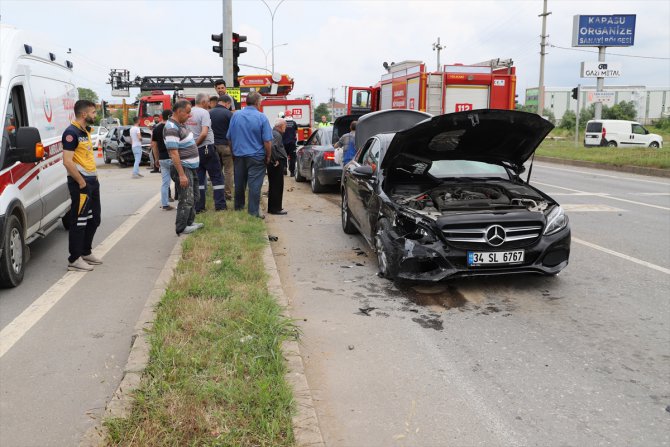 Sakarya'da iki otomobilin çarpıştığı kazada 5 kişi yaralandı