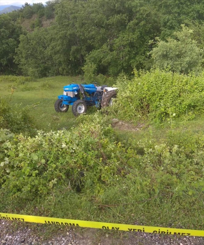 Sinop'ta devrilen traktörün altında kalan sürücü öldü