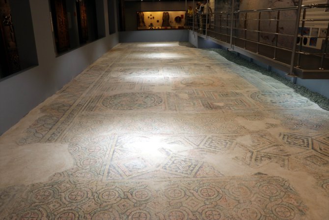 Amasya'da 1700 yıllık "Bereket Tanrıçası" motifli mozaik sergilenmeye başlandı