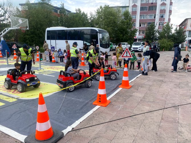 Ardahan'da jandarmanın mobil tırında vatandaşlara trafik eğitimi veriliyor