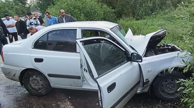 Bilecik'te minibüsle otomobilin çarpıştığı kazada 11 kişi yaralandı