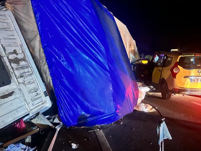 Bursa'da devrilen tırdan dökülen malzemelere çarpan taksideki 1 kişi öldü, 2 kişi yaralandı
